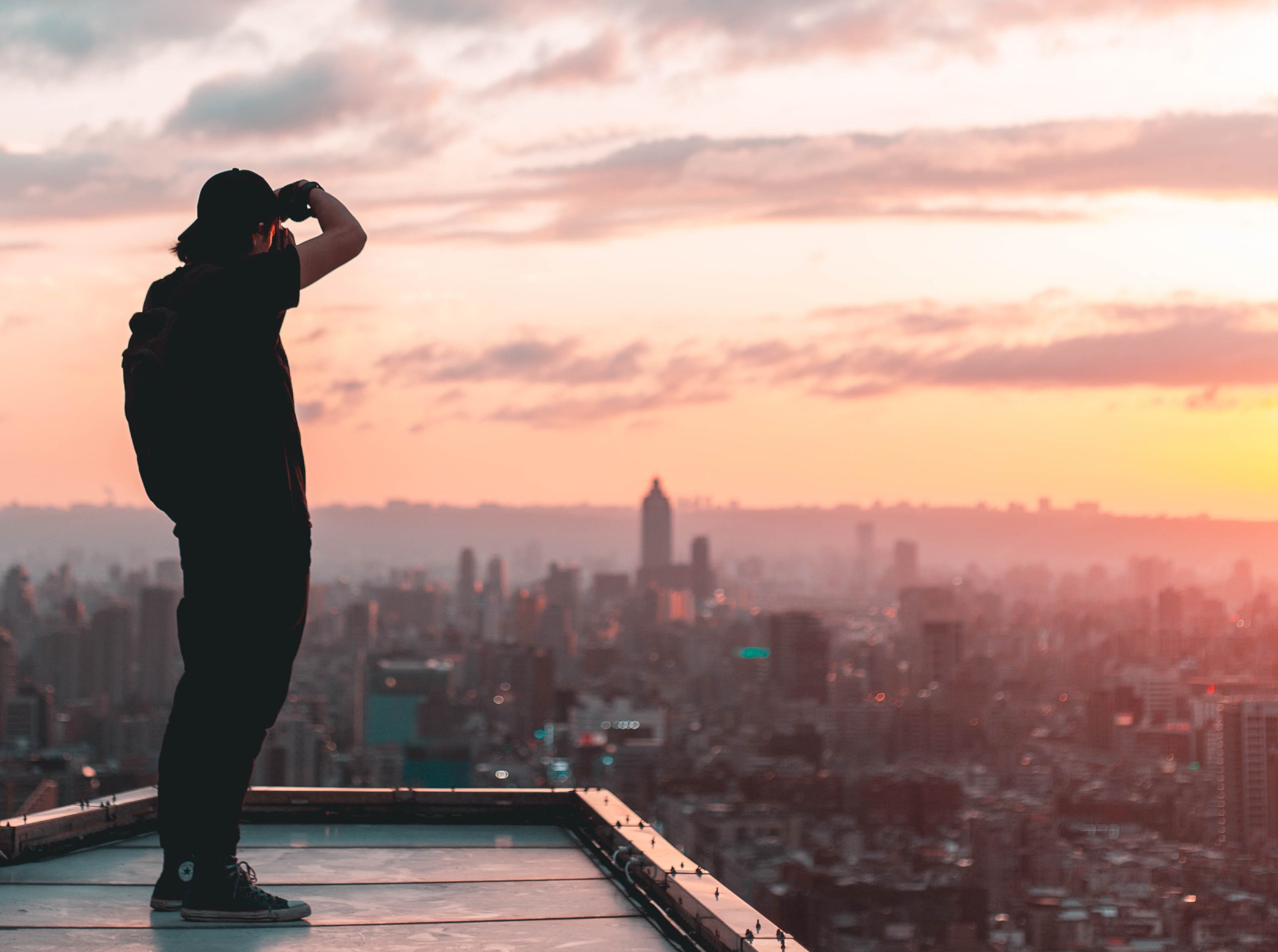 Fotograf auf einem Dach fotografiert den Sonnenuntergang über New York