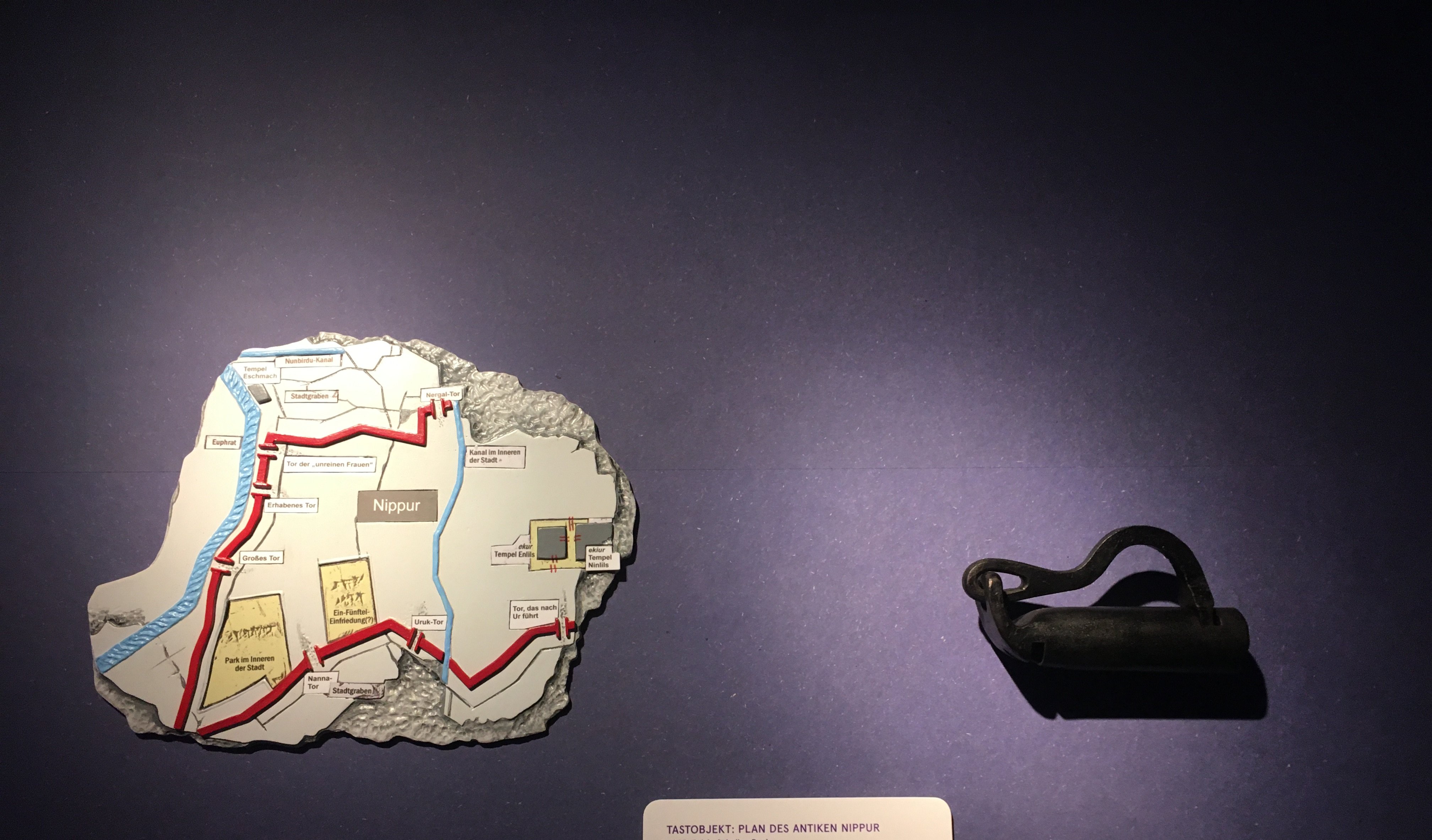 Stadtplan von Nippur und Vorhängeschloss eines Stadttores als Tastobjekte in der Ausstellung